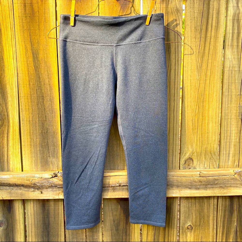 Fabletics Cropped Athletic Leggings | XS | Gray
